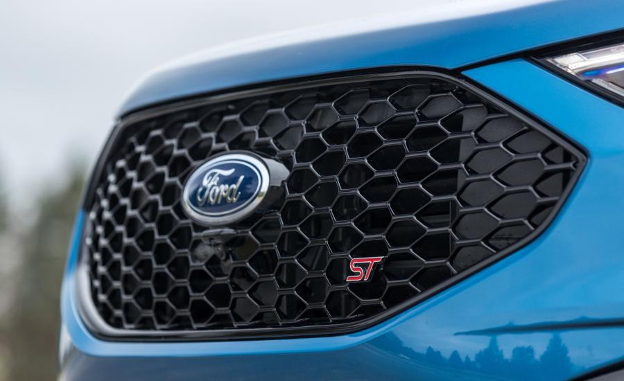 Логотип Ford Edge ST 2018 года  (NA) (фото 8 из 40)
